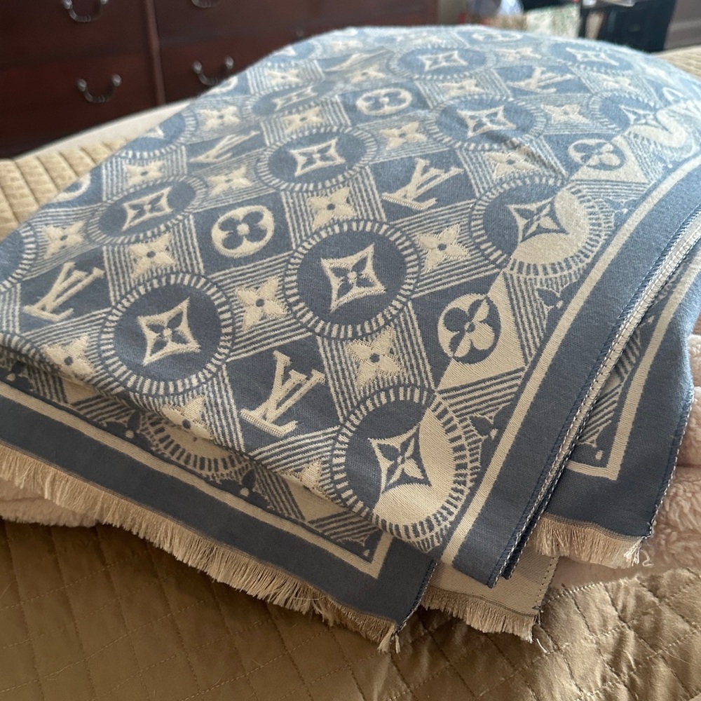 Designer Blue and Cream Patterned Scarf
